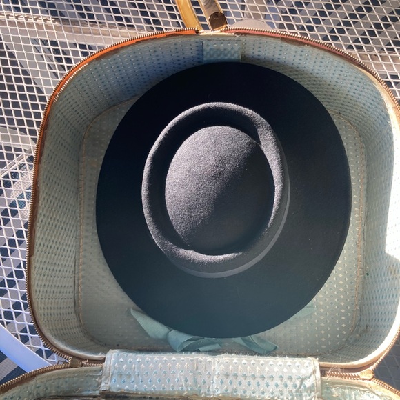 Patricia Stevens Tote Case with Hat. - Picture 2 of 16